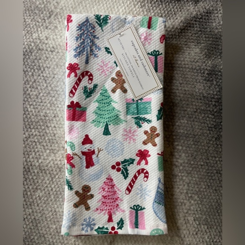 Christmas Cupcakes & Cashmere PINK Gingerbread 🩷🎄2pk Kitchen Towels NWT